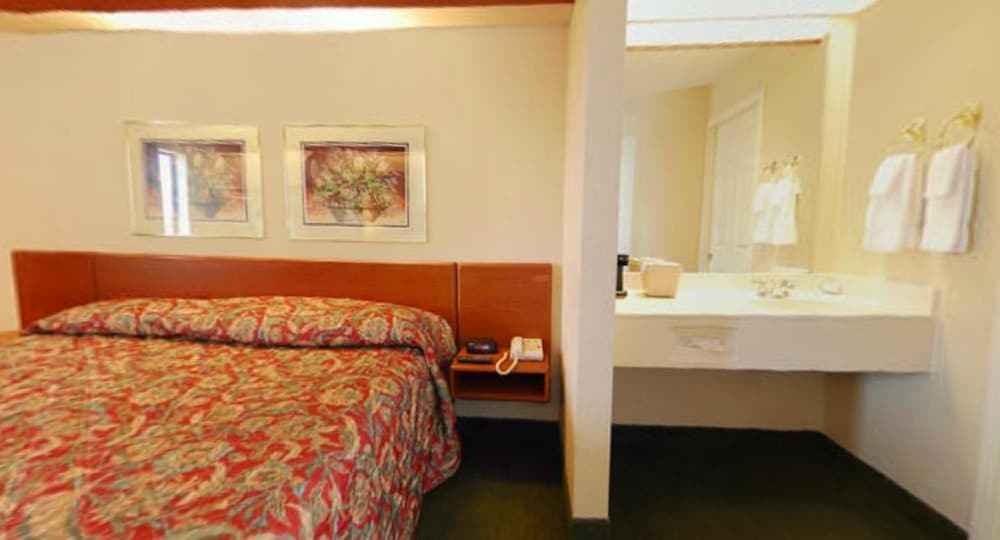 Syracuse Inn & Suites - photo 16