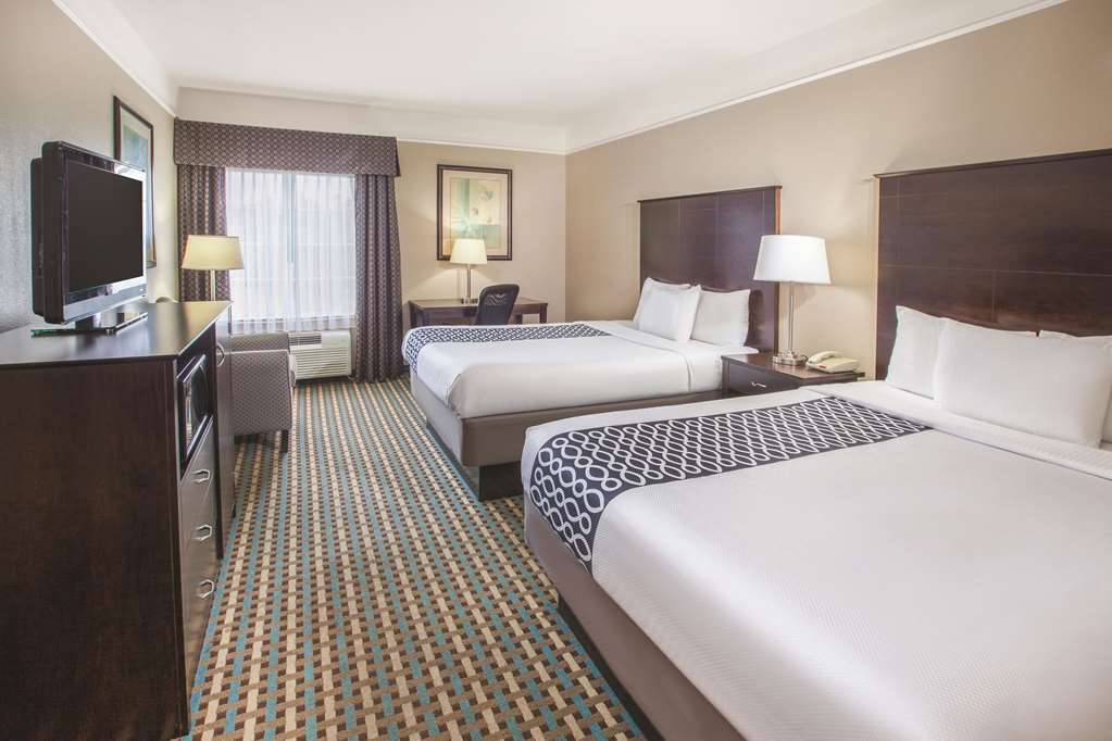 La Quinta Inn & Suites by Wyndham Bay City - photo 10