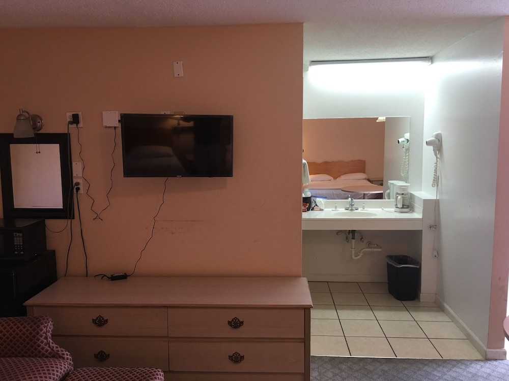 Dixie Plaza Hotel - photo 29