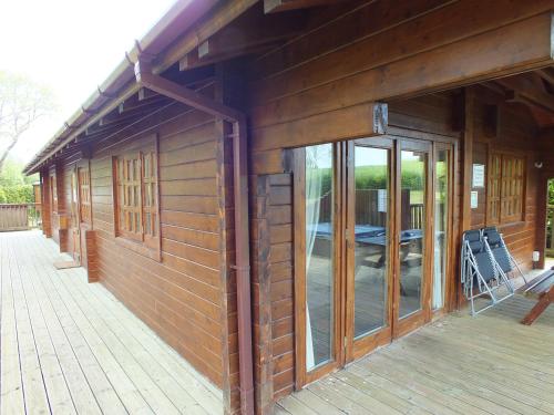 Pine Log Cabin — 4-Star Luxury Hotel in Swanage, United Kingdom