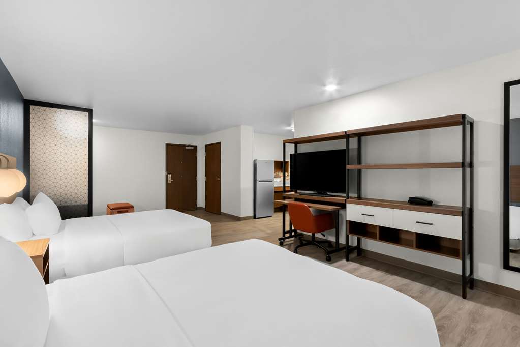 Everhome Suites Glendale Sports Entertainment District - photo 23