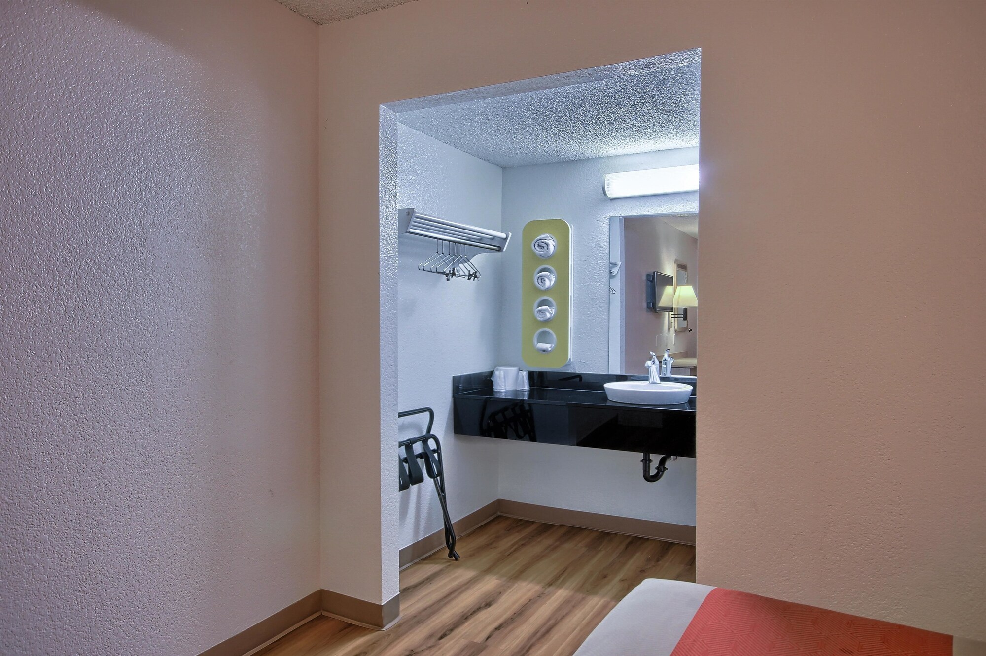 Motel 6 Fresno CA Blackstone South - featured photo