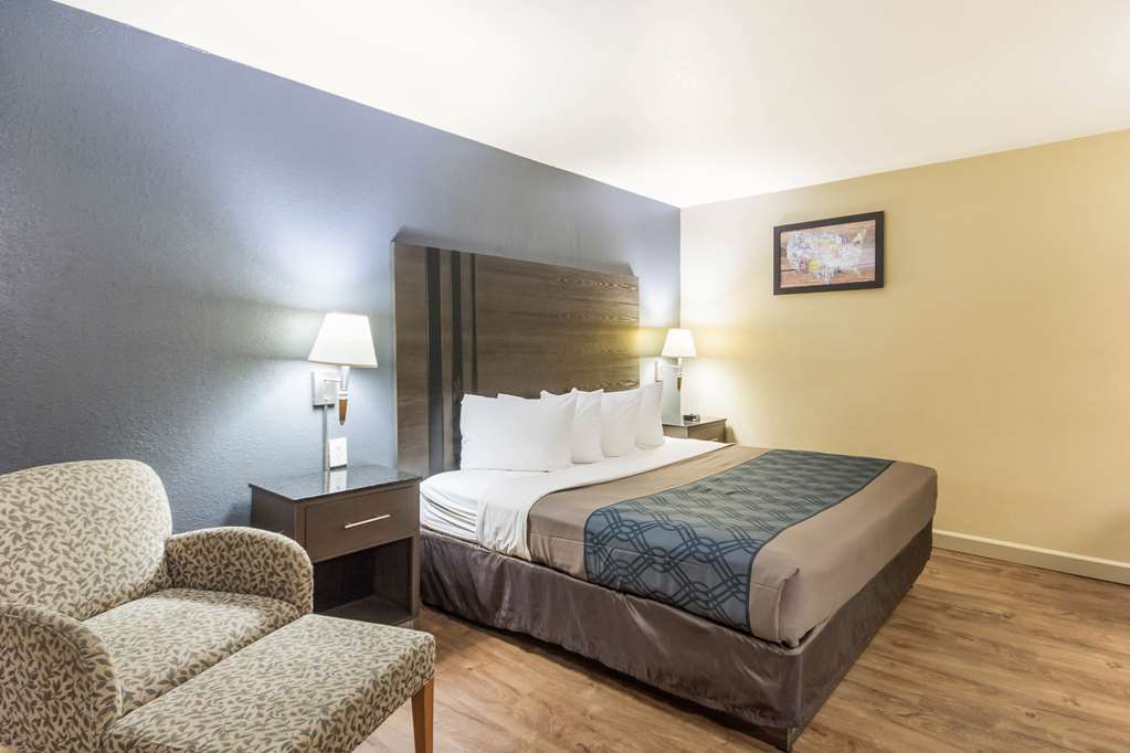 Econo Lodge Inn & Suites I 35 at Shawnee Mission - photo 7