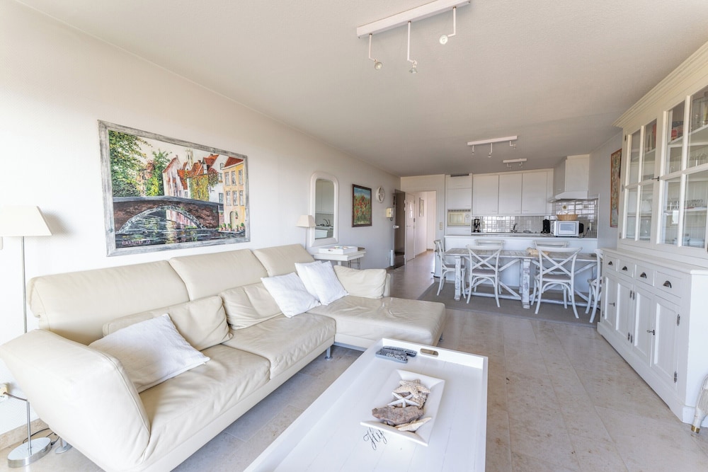 Apartment on Beach near Town Center — 4-Star Luxury Hotel in Oostduinkerke, Belgium