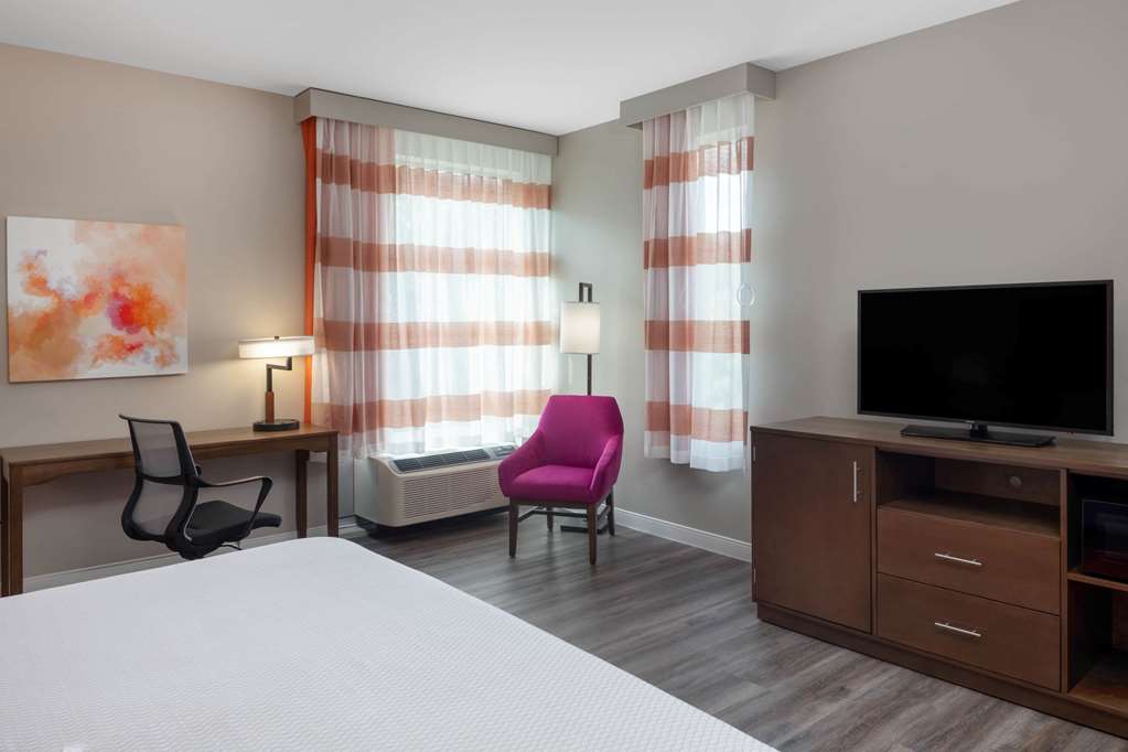 La Quinta Inn & Suites by Wyndham Greensboro Arpt High Point - photo 15