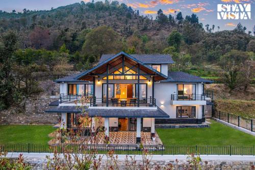 StayVista at Summerfield Manor with Lawn & Valley View — hotel in Bhim Tal