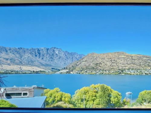 Picture Perfect Queenstown Holiday Home — 4-Star Luxury Hotel in Queenstown, New Zealand