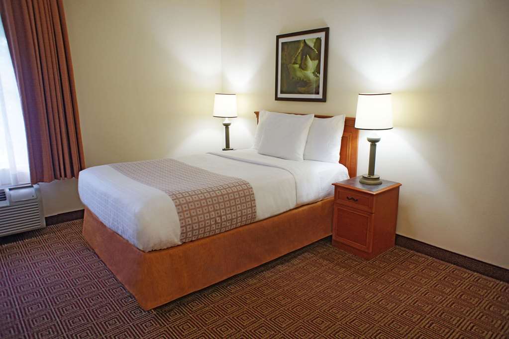 La Quinta Inn & Suites by Wyndham Sawgrass - photo 9