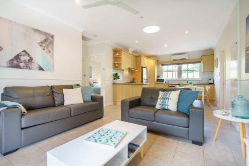 'By the Beach' Your Comfy Rosebud Holiday Home — 4-Star Luxury Hotel in Rosebud, Australia
