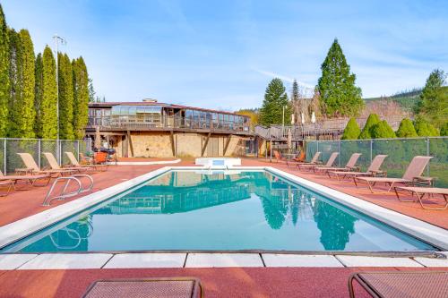Sauna Pickleball Court and Game Room Sultan Villa — 4-Star Luxury Hotel in Sultan, United States