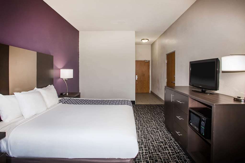 La Quinta Inn & Suites by Wyndham Pontoon Beach - photo 18