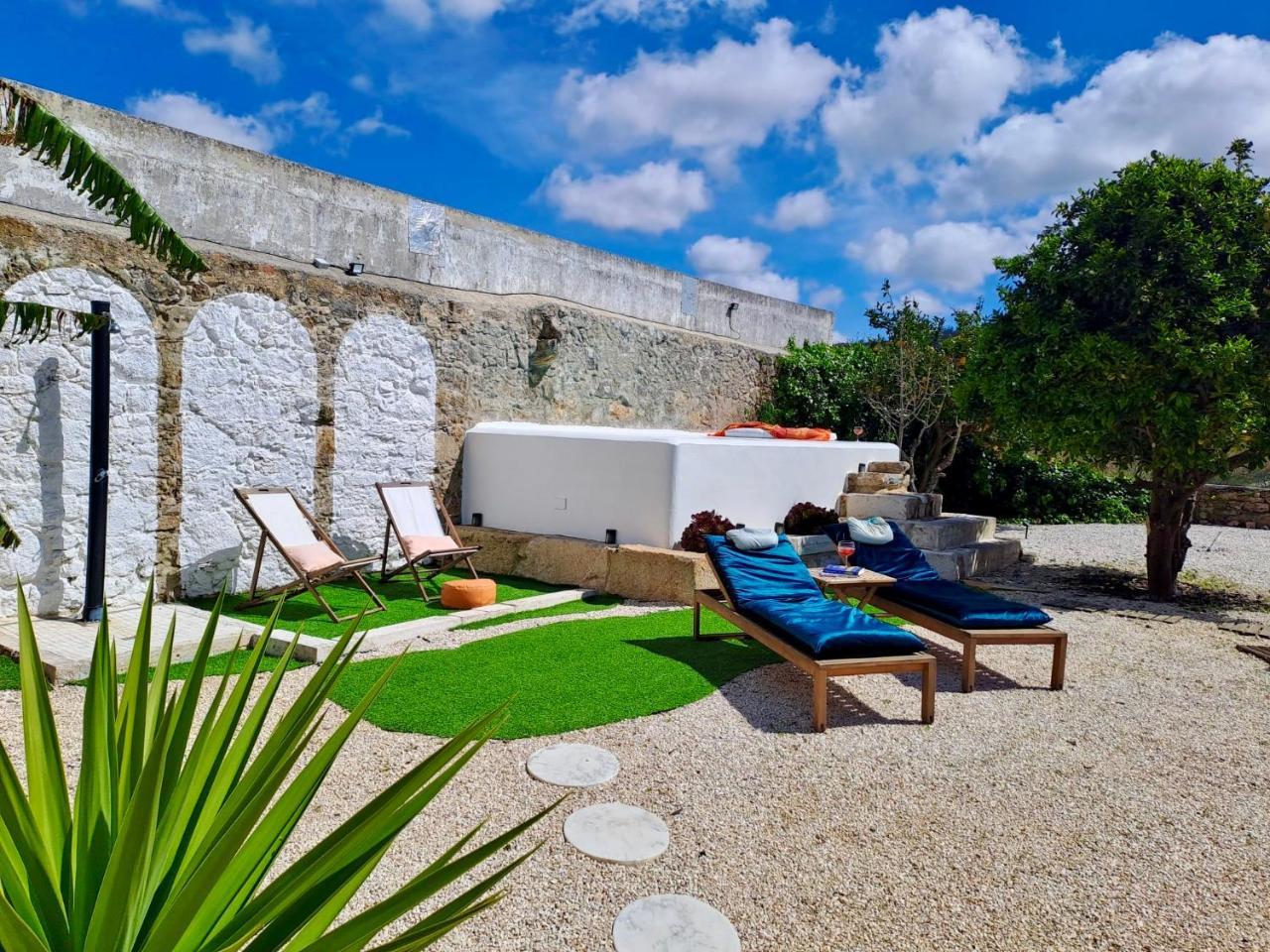 Pool Oasis with Private Parking Modern Country Villa Vigia 8 — 4-Star Luxury Hotel in Torres Vedras, Portugal