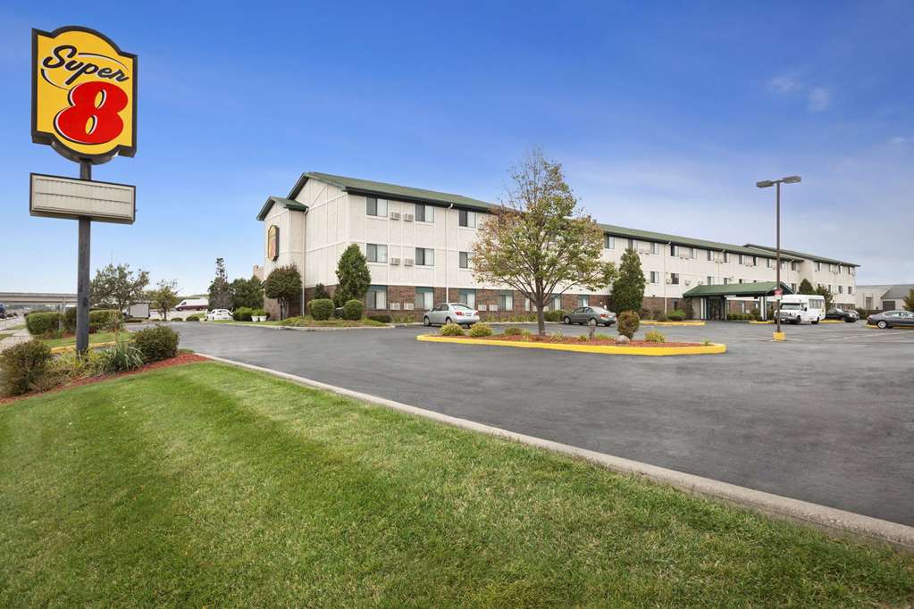 Super 8 by Wyndham Milwaukee Airport in Milwaukee, United States