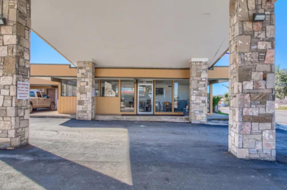 Americas Best Value Inn Uvalde - photo 21