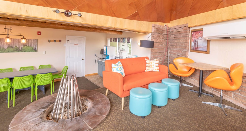 Coyote Mountain Lodge - photo 2