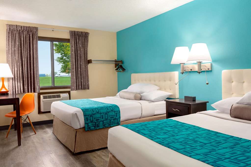 Howard Johnson by Wyndham Waterloo Cedar Falls - photo 26