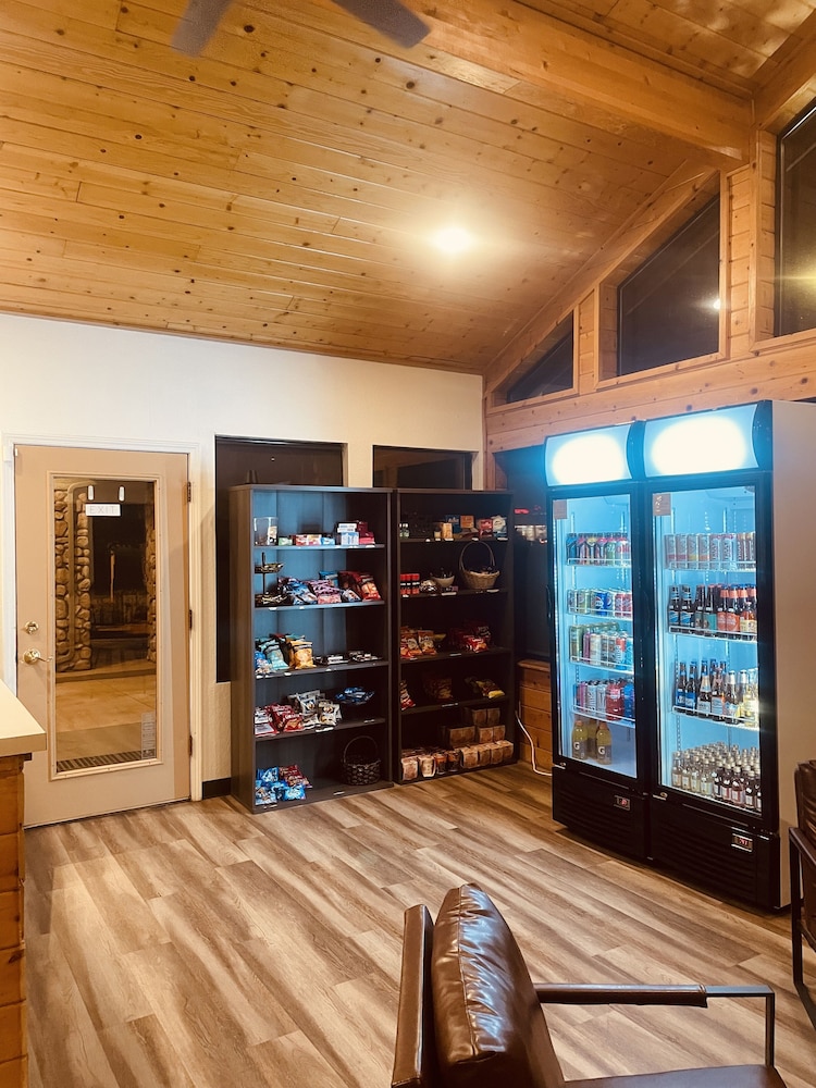 Majestic Mountain Inn - photo 3