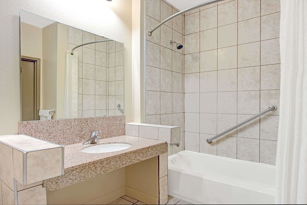 Super 8 by Wyndham St. Louis Airport - photo 12