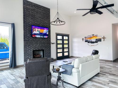 WhiteTail Cabin with Shuffleboard — 4-Star Luxury Hotel in Purcell, United States