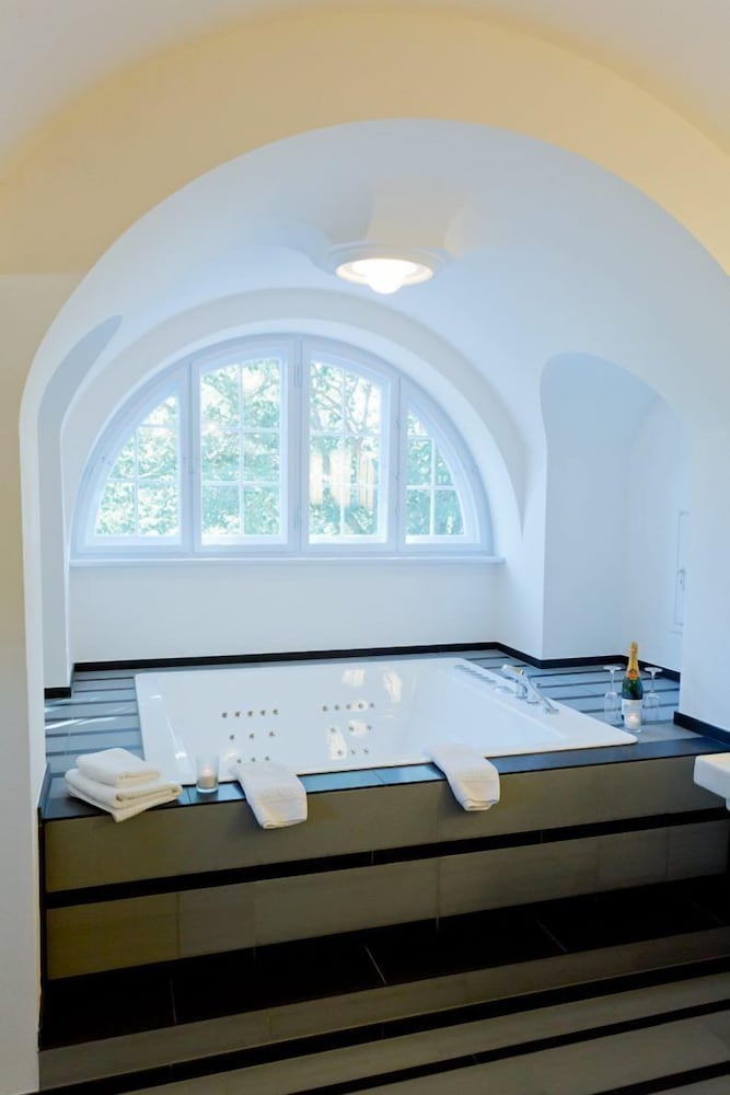 Deep soaking bathtub