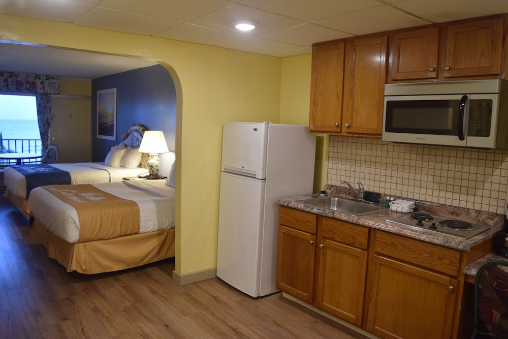 Days Inn by Wyndham Panama City Beach Beachfront Resort - photo 10