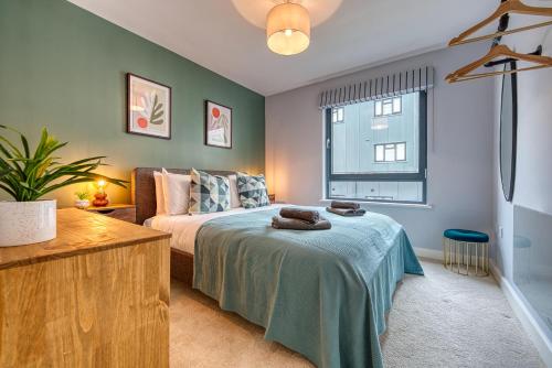 2 Bedroom Cosy Spacious & Modern City Apartment Prime Location Sleeps 6 Southampton Ocean Village by Blue Puffin Stays — 4-Star Luxury Hotel in Southampton, United Kingdom