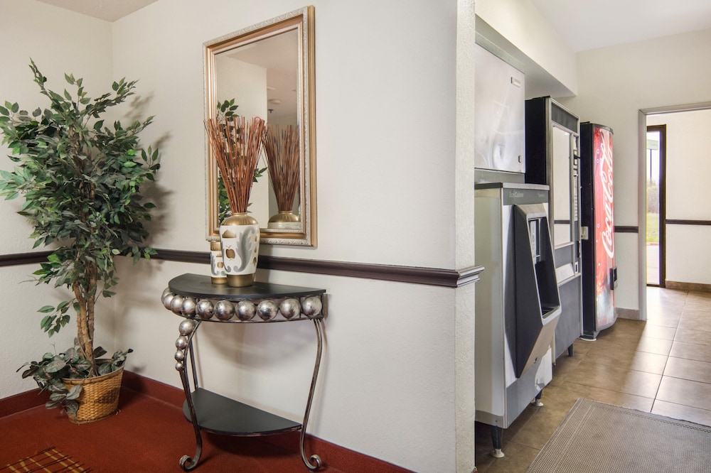 Red Roof Inn Fort Worth Saginaw - photo 2