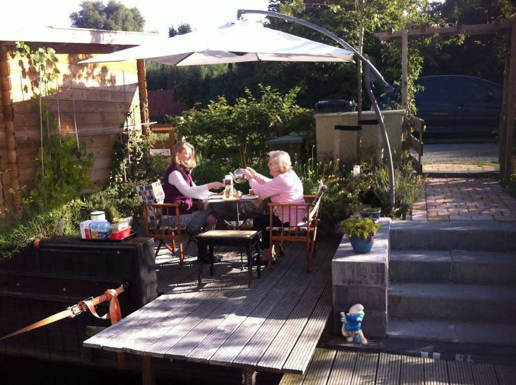 Bed and Breakfast Woonboot Harmony