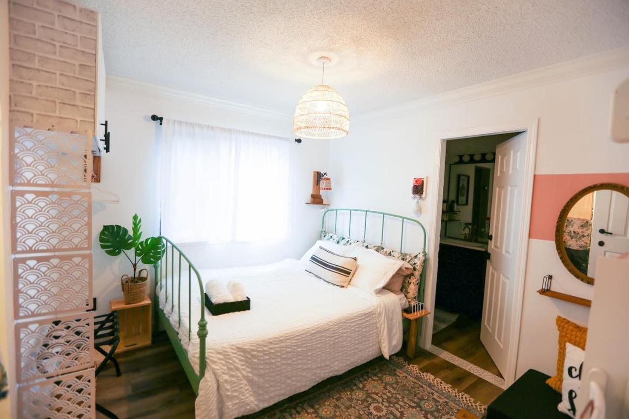 Chic Artistic Studio Suite Exceptional Luxury with Everything You Need No Need To Share Room — 4-Star Luxury Hotel in Richmond, Canada