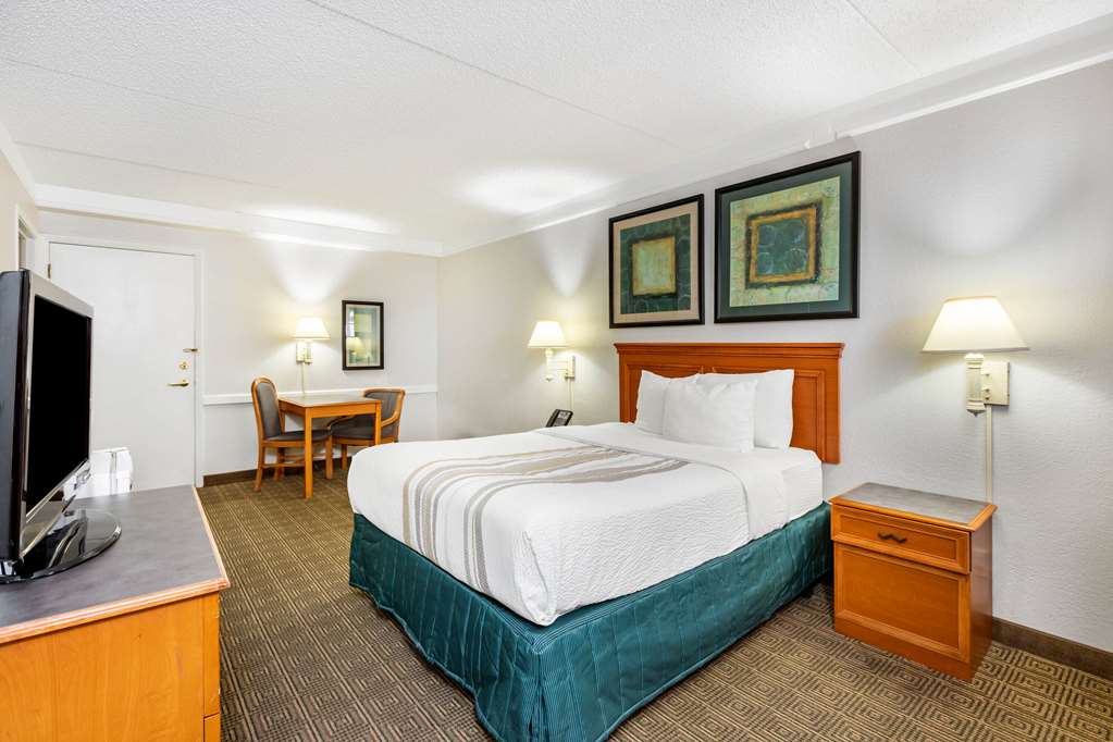 La Quinta Inn by Wyndham El Paso West - photo 14