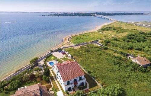 Three Bedroom Apartment In Privlaka — 4-Star Luxury Hotel in Privlaka, Croatia