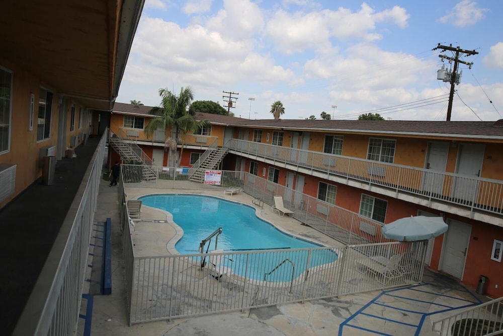 Chateau Inn and Suites - photo 25
