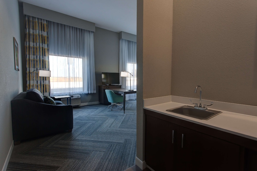 Hampton Inn & Suites Wichita Airport - photo 11