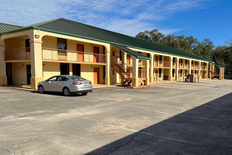 Days Inn & Suites by Wyndham Brewton - photo 12