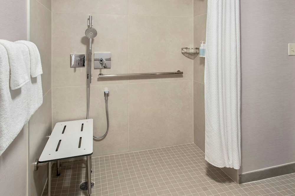 Courtyard by Marriott Newark Liberty International Airport - photo 11