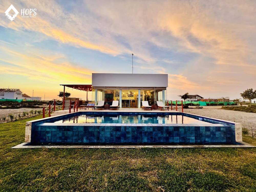 HOP Aruba Exclusiva Oasis y Playa en Chincha in El Carmen, Peru