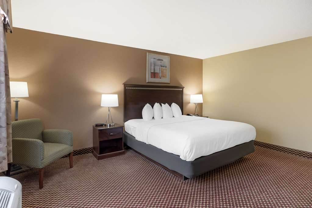Quality Inn & Suites Bloomington University Area - photo 17
