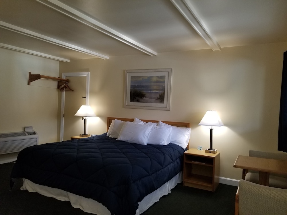 Captain's Quarters Motel - photo 21