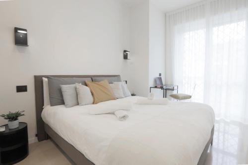 New Modern Flat 10 Minutes Walk From Central Station — 4-Star Luxury Hotel in Milan, Italy