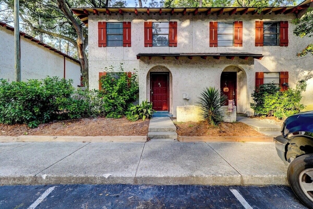 Hilton Head 2BR Escape w Pool & Sofa Bed — hotel near Hilton Head Airport