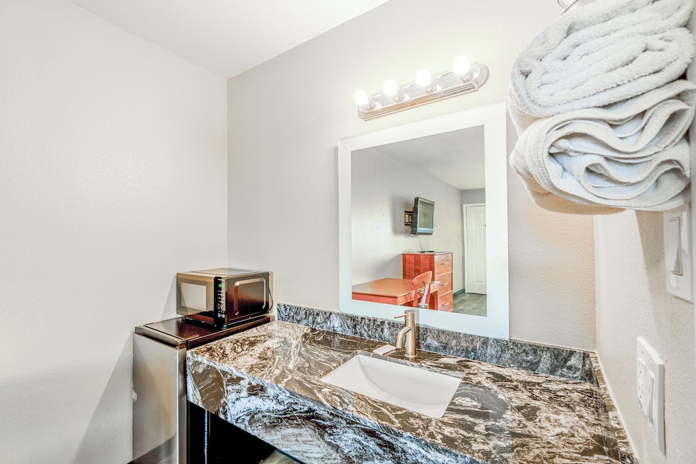Regency Inn By OYO Rockdale TX - photo 26
