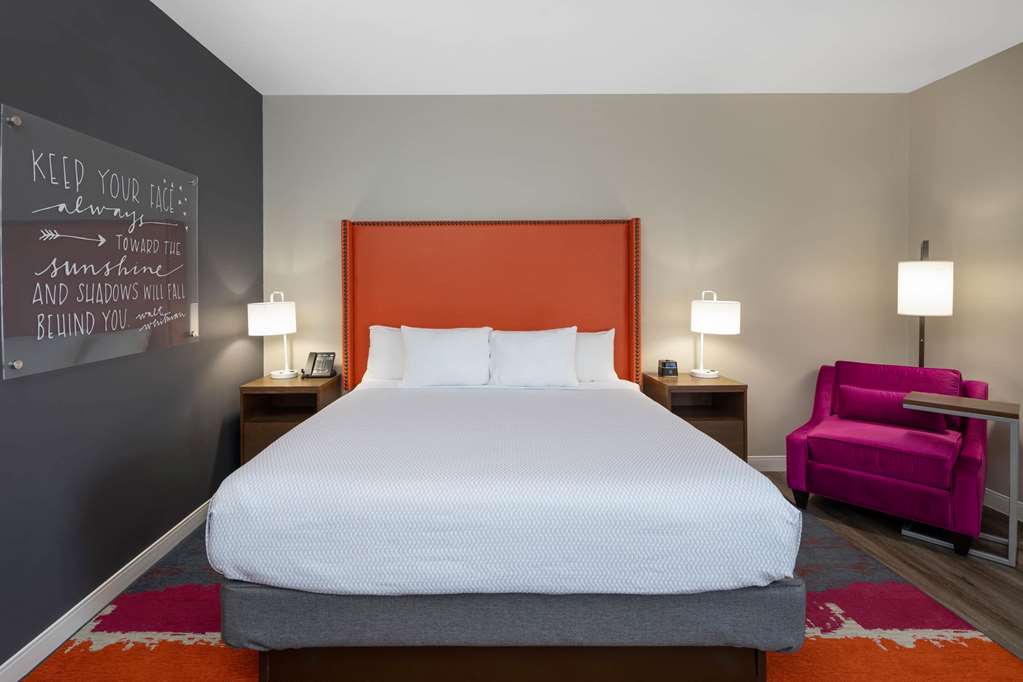 La Quinta Inn & Suites by Wyndham Greensboro Arpt High Point - photo 16