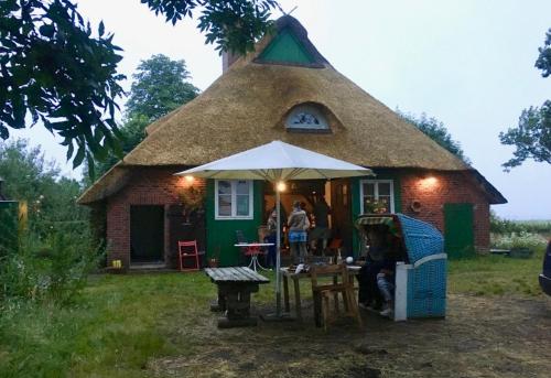 Kleine Einliegerwohnung oder Zimmer im Reetdachhaus - carbon neutral hotel in Unknown City