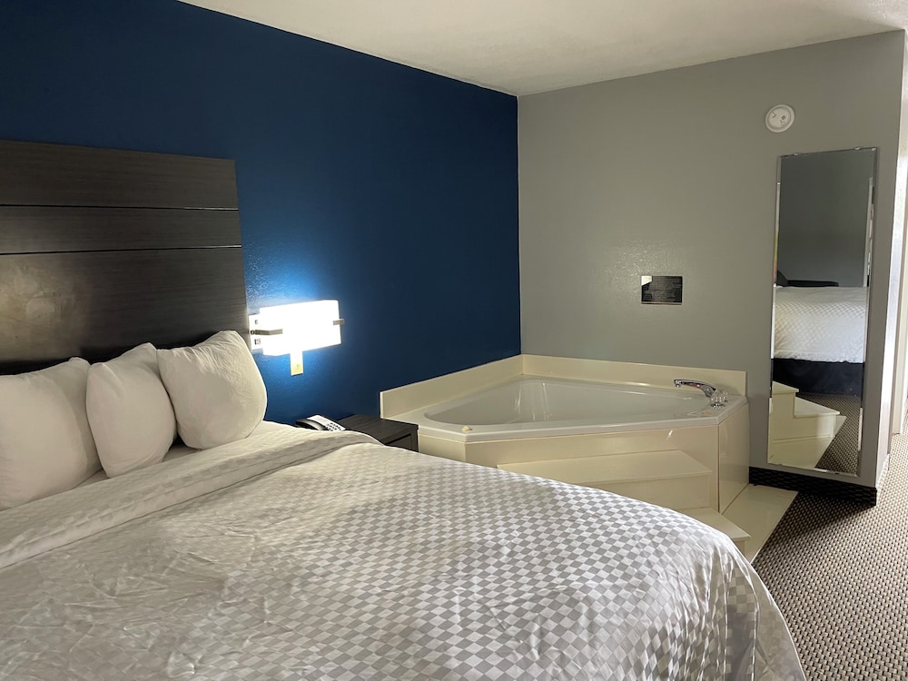 Clairmont Inn & Suites Warren - photo 19