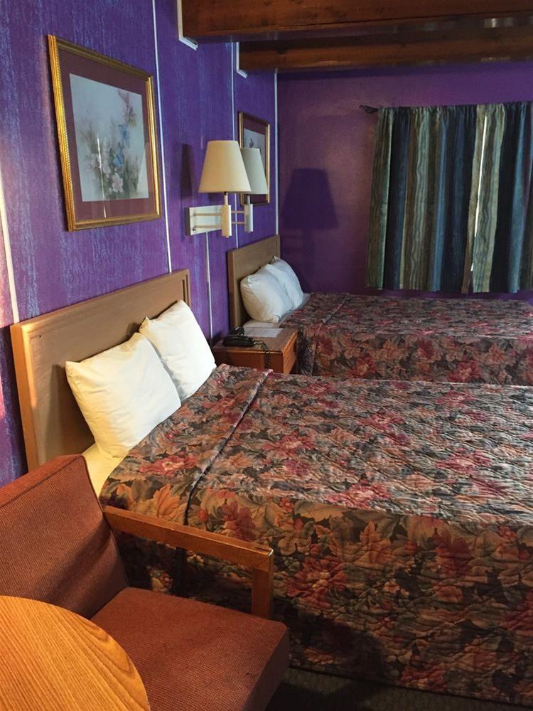 B & J Motel - photo 9