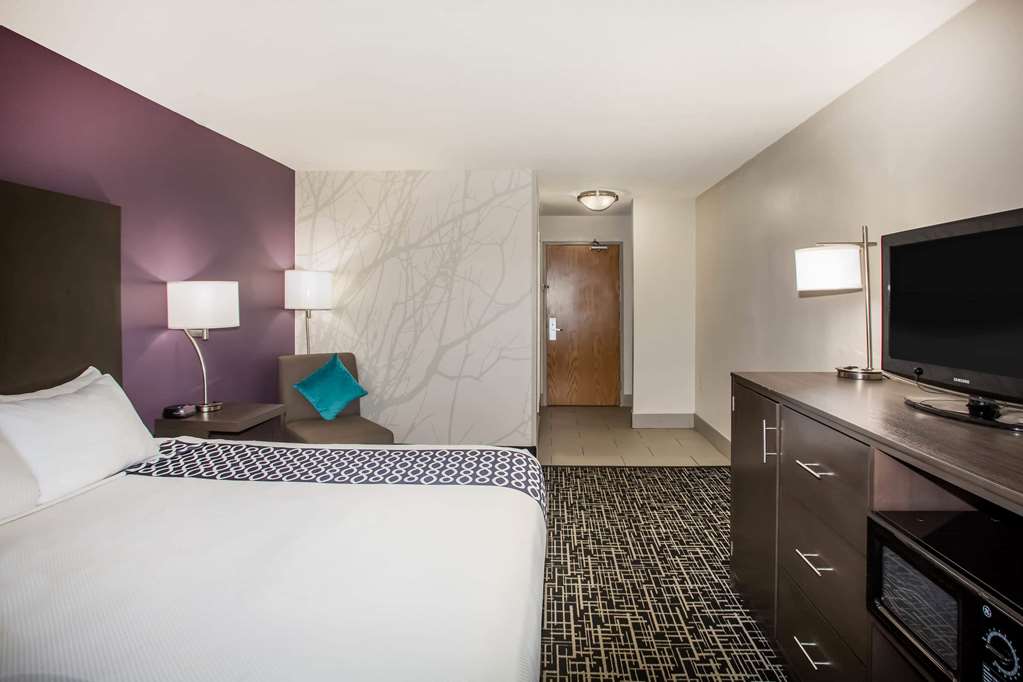 La Quinta Inn & Suites by Wyndham Pontoon Beach - photo 14