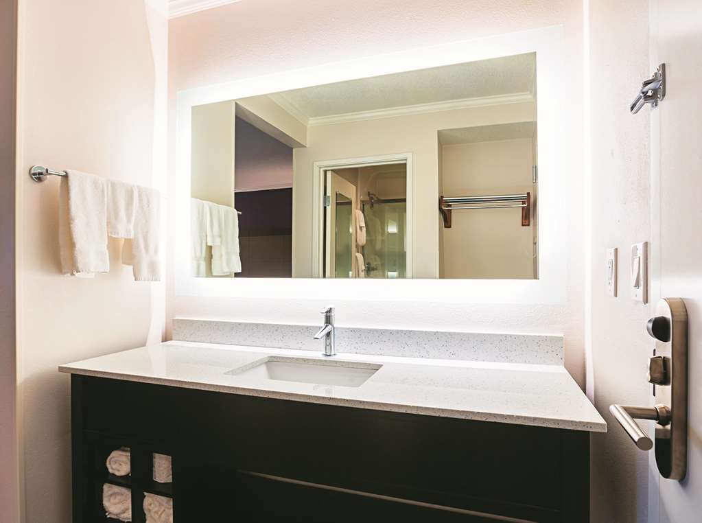 La Quinta Inn & Suites by Wyndham Atlanta Midtown Buckhead - photo 23