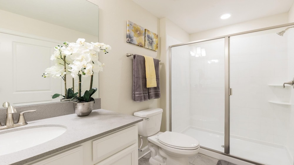 Spacious 6BR w Pool SPA With a Stunning Green View - photo 9