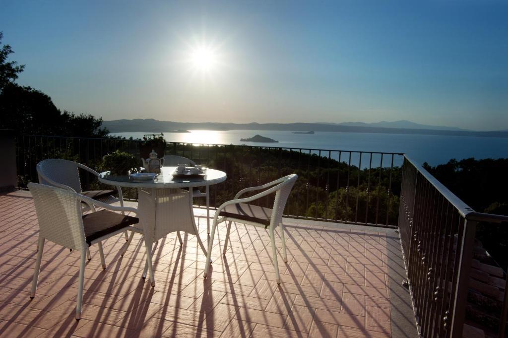 Agriturismo Specchio Del Lago — 4-Star Luxury Hotel in Montefiascone, Italy