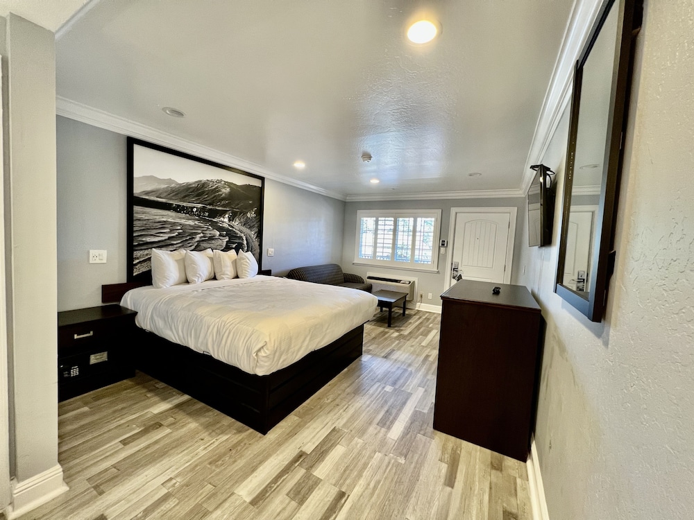 Aura Inn Monterey - photo 37